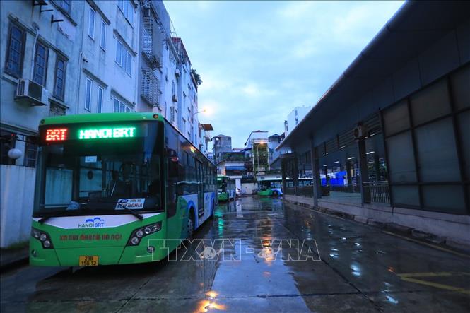 Tromg ảnh: Tuyến xe buýt BRT 01 Kim Mã - Yên Nghĩa xuất phát từ bến Kim Mã. Ảnh: Tuấn Anh - TTXVN