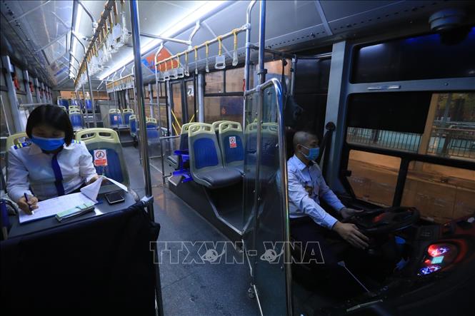 Tromg ảnh: Xe tuyến xe buýt BRT 01 chuẩn bị rời bến Kim Mã. Ảnh: Tuấn Anh - TTXVN
