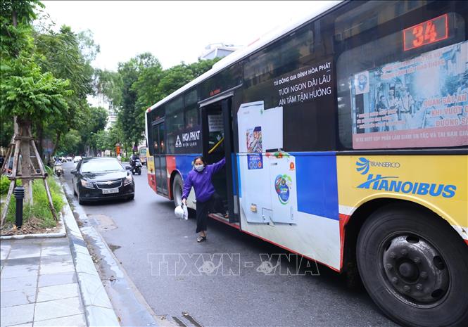 Trong ảnh: Xe buýt tuyến 34 (Bến xe Gia Lâm - Bến xe Mỹ Đình) trả khách trên phố Hai Bà Trưng. Ảnh: Hoàng Hiếu - TTXVN