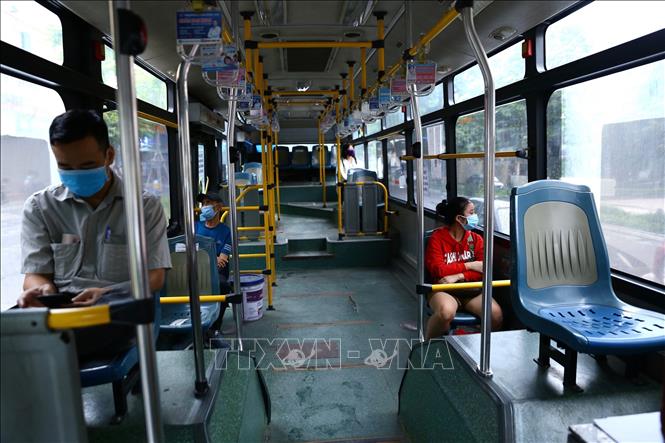 Trong ảnh: Nhiều hành khách đã di chuyển bằng phương tiện xe buýt trong ngày hoạt động trở lại (ảnh chụp sáng 14/10 trên xe tuyến 34: Bến xe Gia Lâm - Bến xe Mỹ Đình). Ảnh: Hoàng Hiếu - TTXVN