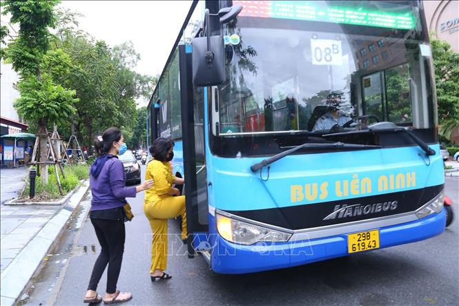 Trong ảnh: Nhiều hành khách đã di chuyển bằng xe buýt tuyến 08B: Long Biên - Vạn Phúc (Thanh Trì). Ảnh: Hoàng Hiếu - TTXVN
