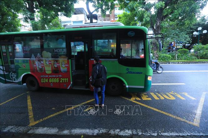 Trong ảnh: Xe buýt đón khách tại trạm đón, trả khách trên phố Giảng Võ. Ảnh: Tuấn Anh - TTXVN