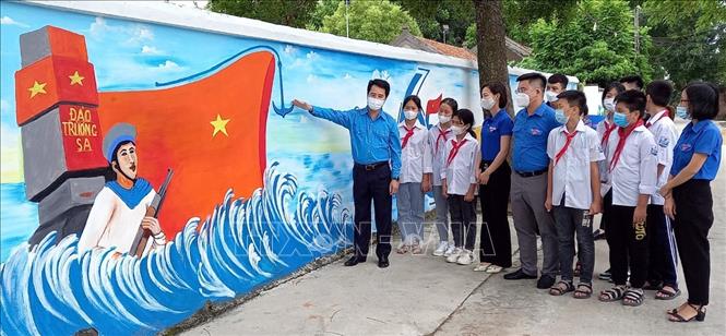 Trong ảnh: Đoàn viên, thanh niên học sinh tham quan con đường bích họa với chủ đề “Hướng về biển đảo quê hương”. Ảnh: Đồng Thúy-TTXVN