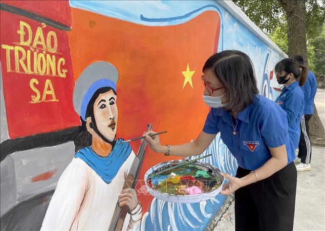 Trong ảnh: Đoàn viên thanh niên tham gia thực hiện công trình thanh niên “Hướng về biển đảo quê hương”. Ảnh: Đồng Thúy-TTXVN