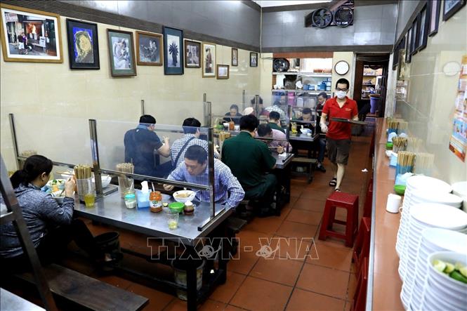 Photo: A restaurant in Hanoi reopens for in-person dining on October 14. VNA Photo