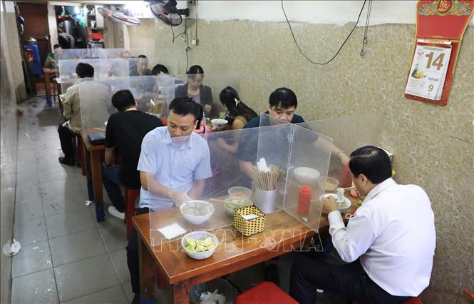 Photo: A restaurant in Hanoi reopens for in-person dining on October 14. VNA Photo