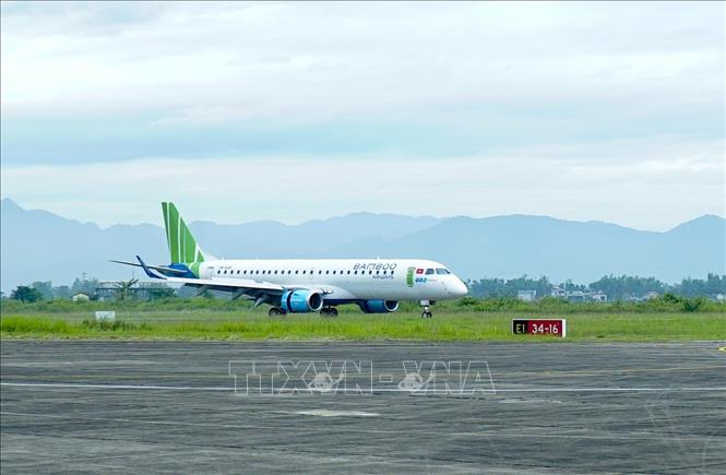 Trong ảnh: Chuyến bay mang số hiệu QH1692 chặng Hà Nội - Điện Biên của Bamboo Airways hạ cánh tại Cảng Hàng không Điện Biên Phủ. Ảnh: Xuân Tư – TTXVN