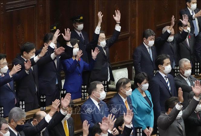 Trong ảnh: Tân Thủ tướng Nhật Bản Fumio Kishida (thứ 5, trái, hàng sau) cùng các nghị sĩ trong phiên họp toàn thể để giải tán Hạ viện ở Tokyo ngày 14/10/2021. Ảnh: Kyodo/TTXVN