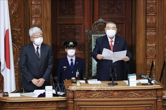 Trong ảnh: Chủ tịch Hạ viện Nhật Bản Tadamori Oshima (phải) đọc quyết định giải tán Hạ viện trong phiên họp toàn thể ở Tokyo ngày 14/10/2021. Ảnh: Kyodo/TTXVN
