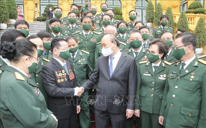 Chủ tịch nước Nguyễn Xuân Phúc với các đại biểu doanh nhân là cựu chiến binh. Ảnh: Lâm Khánh - TTXVN