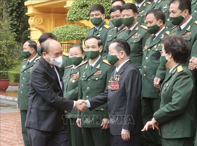 Chủ tịch nước Nguyễn Xuân Phúc với các đại biểu doanh nhân là cựu chiến binh. Ảnh: Lâm Khánh - TTXVN