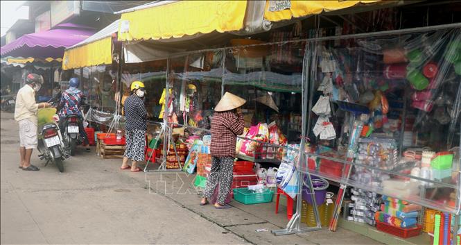 Trong ảnh: Các gian bán hàng tại chợ Bắc Sơn, thành phố Rạch Giá (Kiên Giang) thực hiện nghiêm an toàn phòng, chống dịch COVID-19. Ảnh: Lê Huy Hải - TTXVN