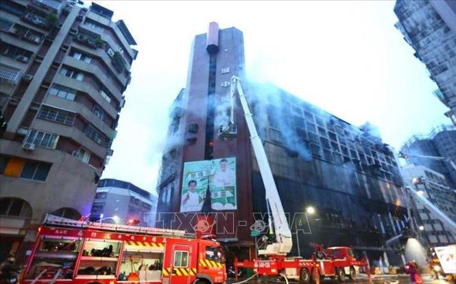 Trong ảnh: Lực lượng cứu hỏa nỗ lực dập lửa tại hiện trường vụ cháy tòa chung cư cao tầng ở thành phố Cao Hùng, Đài Loan (Trung Quốc) ngày 14/10/2021. Ảnh: Remo News/TTXVN