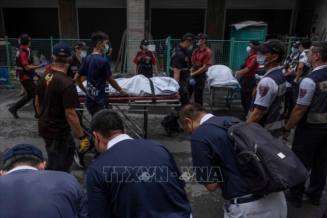 Trong ảnh: Chuyển thi thể nạn nhân trong vụ hỏa hoạn tại tòa chung cư cao tầng ở thành phố Cao Hùng, Đài Loan (Trung Quốc) ngày 14/10/2021. Ảnh: Getty Images/TTXVN
