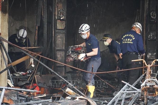 Trong ảnh: Lực lượng cứu hộ làm nhiệm vụ tại hiện trường vụ hỏa hoạn tòa chung cư ở thành phố Cao Hùng, Đài Loan (Trung Quốc) ngày 14/10/2021. Ảnh: CNA/TTXVN