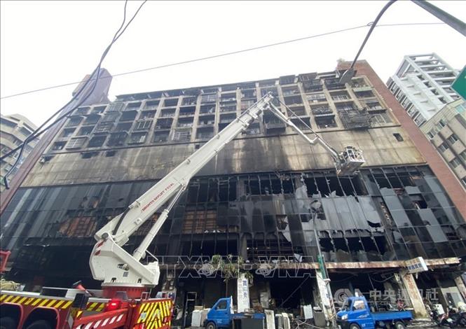 Trong ảnh: Tòa chung cư ở thành phố Cao Hùng, Đài Loan (Trung Quốc) bị phá hủy sau vụ hỏa hoạn, ngày 14/10/2021. Ảnh: CNA/TTXVN