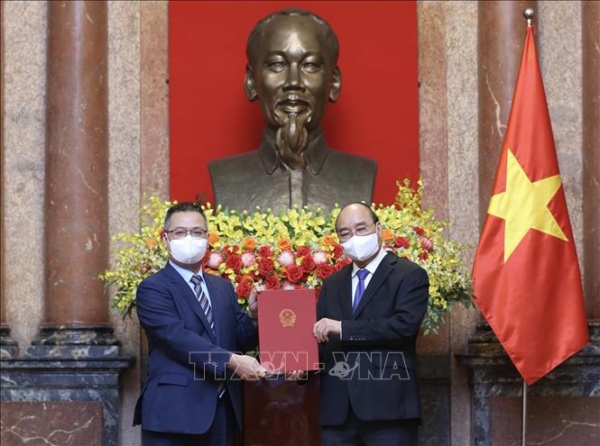 Chủ tịch nước Nguyễn Xuân Phúc trao quyết định bổ nhiệm cho Đại sứ Dương Chính Chức. Ảnh: Lâm Khánh - TTXVN