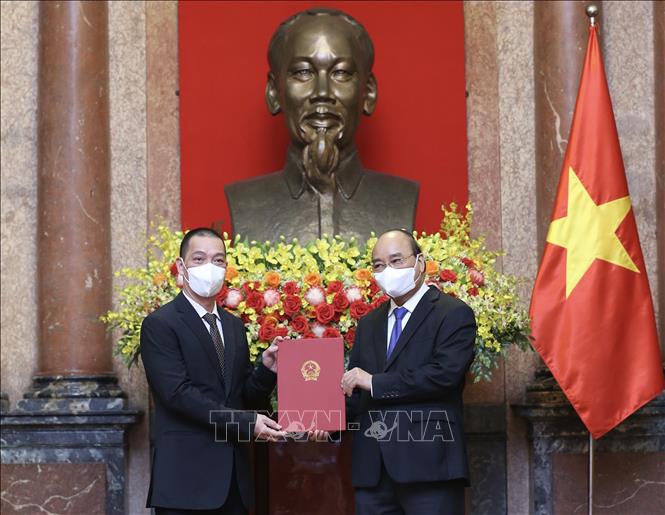 Chủ tịch nước Nguyễn Xuân Phúc trao quyết định bổ nhiệm cho Đại sứ Đỗ Sơn Hải. Ảnh: Lâm Khánh - TTXVN