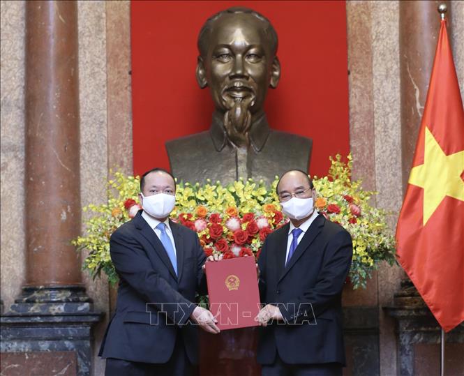 Chủ tịch nước Nguyễn Xuân Phúc trao quyết định bổ nhiệm cho Đại sứ Nguyễn Huy Dũng. Ảnh: Lâm Khánh - TTXVN