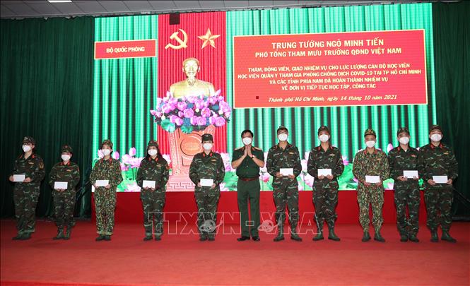 Trong ảnh: Trung tướng Ngô Minh Tiến trao quà tặng hơn 300 cán bộ, học viên Học viện Quân y. Ảnh: Hồng Pha -  TTXVN phát