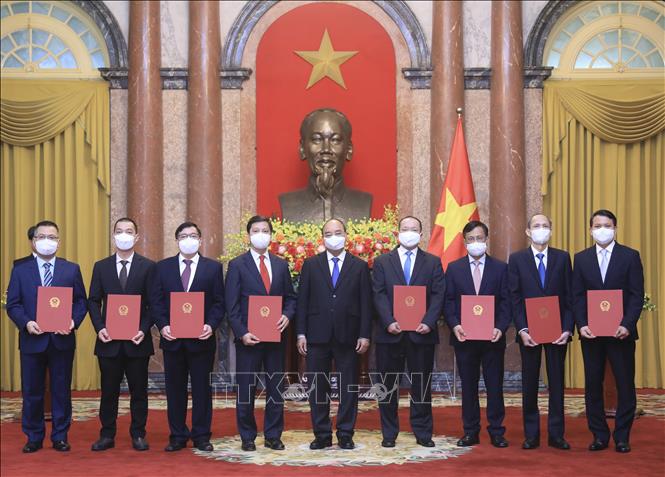 Chủ tịch nước Nguyễn Xuân Phúc trao quyết định bổ nhiệm 8 đại sứ Việt Nam tại các nước nhiệm kỳ 2021 - 2024. Ảnh: Lâm Khánh - TTXVN