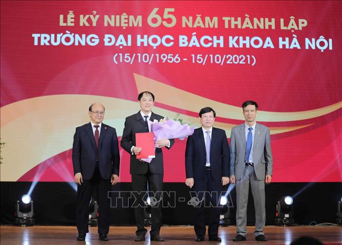 Trong ảnh: Trao quyết định bổ nhiệm Hiệu trưởng trường Điện - Điện tử thuộc đại học Bách khoa Hà Nội. Ảnh: Thanh Tùng - TTXVN 
