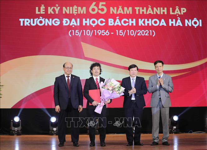 Trong ảnh: Trao quyết định bổ nhiệm Hiệu trưởng trường Cơ khí thuộc đại học Bách khoa Hà Nội. Ảnh: Thanh Tùng - TTXVN 