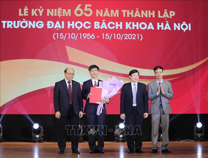 Trong ảnh: Trao quyết định bổ nhiệm Hiệu trưởng trường Công nghệ thông tin và Truyền thông thuộc đại học Bách khoa Hà Nội. Ảnh: Thanh Tùng - TTXVN 