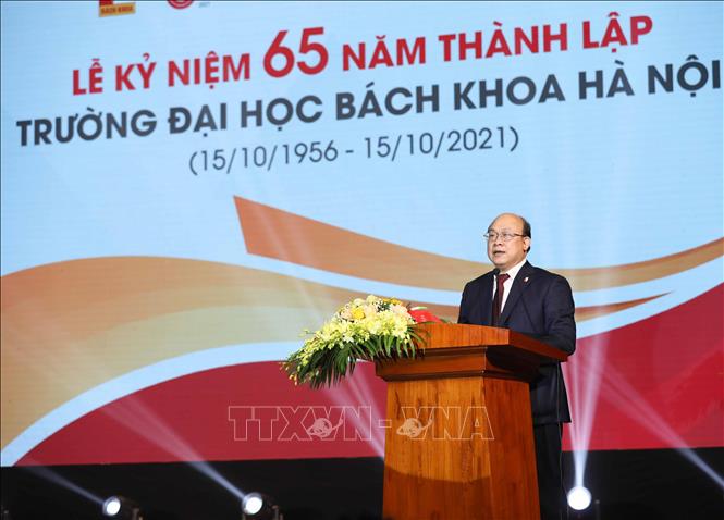 Trong ảnh: PGS.TS. Huỳnh Quyết Thắng, Hiệu trưởng trường Đại học Bách khoa Hà Nội đọc diễn văn kỷ niệm. Ảnh: Thanh Tùng - TTXVN 