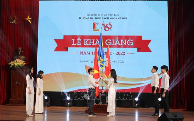 Trong ảnh: Nghi thức trao cờ truyền thống trong lễ khai giảng. Ảnh: Thanh Tùng - TTXVN 