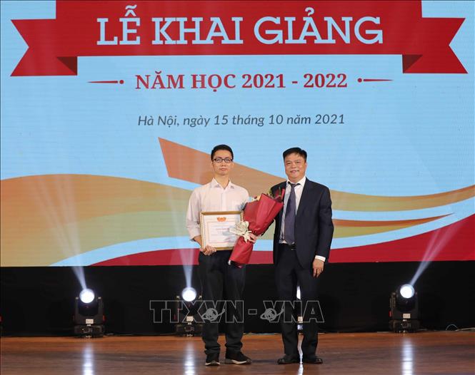 Trong ảnh: Tặng giấy khen và chúc mừng đại diện các sinh viên có thành tích xuất sắc trong kỳ tuyển sinh vừa qua. Ảnh: Thanh Tùng - TTXVN 