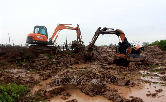 Trong ảnh: Khắc phục sự cố vỡ bờ bao tại xã Trà Giang, huyện Kiến Xương. Ảnh: Thế Duyệt – TTXVN 