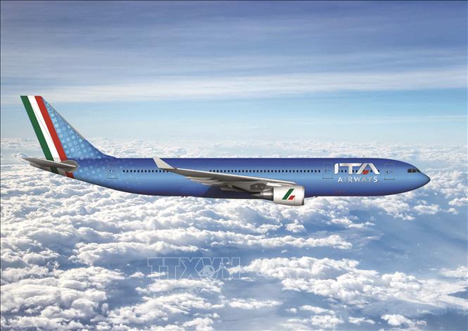 Trong ảnh: Máy bay mang màu sắc và biểu tượng của Hãng hàng không quốc gia Italy mới ITA Airways, ngày 15/10/2021. Ảnh: AFP/TTXVN