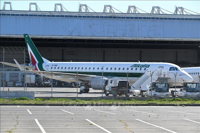 Trong ảnh: Máy bay của Hãng hàng không quốc gia Italy Alitalia tại sân bay Fiumicimo, Rome ngày 15/10/2021. Ảnh: THX/TTXVN