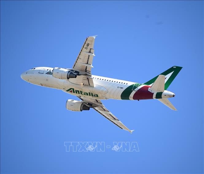 Trong ảnh: Máy bay của Hãng hàng không quốc gia Italy Alitalia cất cánh từ sân bay Fiumicimo ở Rome ngày 15/10/2021. Ảnh: THX/TTXVN