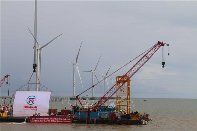 Các trụ điện gió của dự án đã được lắp đặt. Ảnh: Phúc Sơn- TTXVN