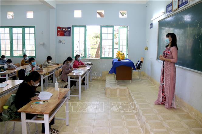 Trong ảnh: Buổi học đầu tiên sau thời gian giãn cách xã hội tại trường Tiểu học và Trung học cơ sở Đông Tiến (xã Đông Tiến). Ảnh: Nguyễn Thanh – TTXVN