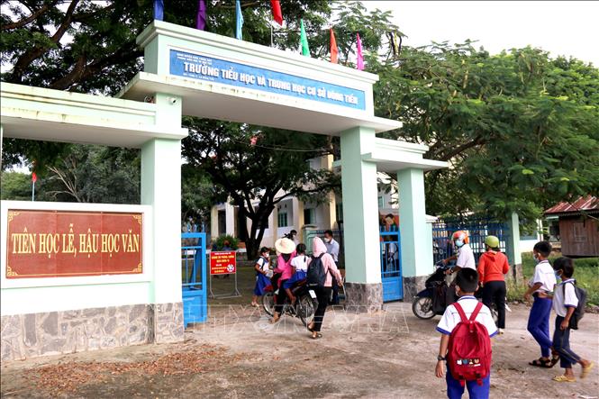 Trong ảnh: Các em học sinh trường Tiểu học và Trung học cơ sở Đông Tiến (xã Đông Tiến) đi học trở lại.
Ảnh: Nguyễn Thanh – TTXVN