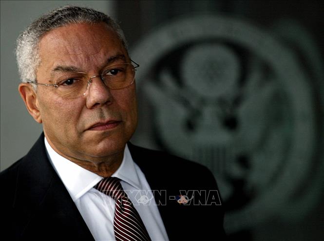 Trong ảnh (tư liệu): Cựu Ngoại trưởng Mỹ Colin Powell trả lời phỏng vấn báo giới ở Washington DC., ngày 8/9/2003. Ảnh: AFP/TTXVN