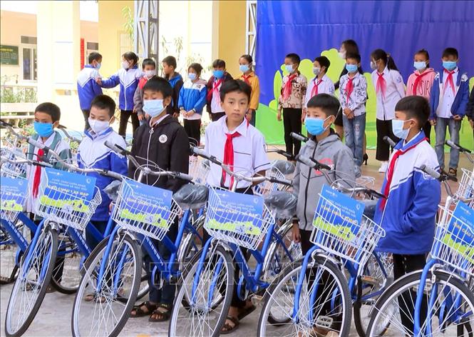 Trao tặng xe đạp cho học sinh nghèo vượt khó của huyện biên giới Phong Thổ, tỉnh Lai Châu. Ảnh: Quý Trung – TTXVN