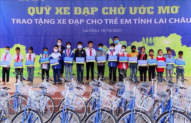 Trao tặng xe đạp cho học sinh nghèo vượt khó của huyện biên giới Phong Thổ, tỉnh Lai Châu. Ảnh: Quý Trung – TTXVN