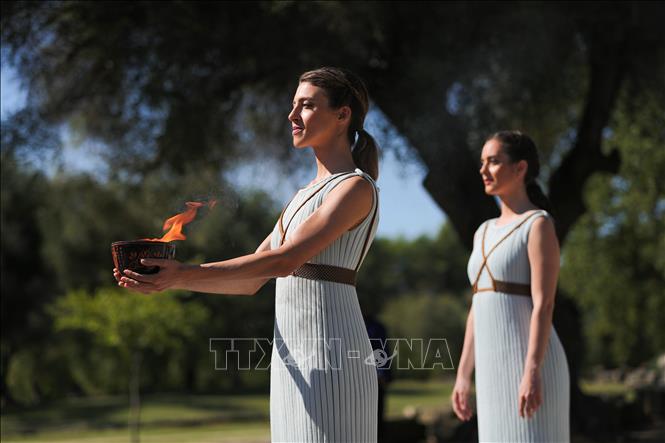 Trong ảnh: Nữ diễn viên giới thiệu ngọn đuốc Olympic của Thế vận hội mùa Đông Bắc Kinh 2022 tại lễ thắp đuốc ở Olympia (Hy Lạp), ngày 18/10/2021. Ảnh: THXTTXVN