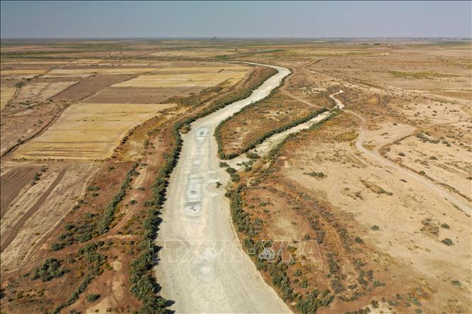 Trong ảnh: Lòng sông bị cạn nước do hạn hán kéo dài tại al-Huwaiza Marshes, Iraq. Ảnh: AFP/TTXVN