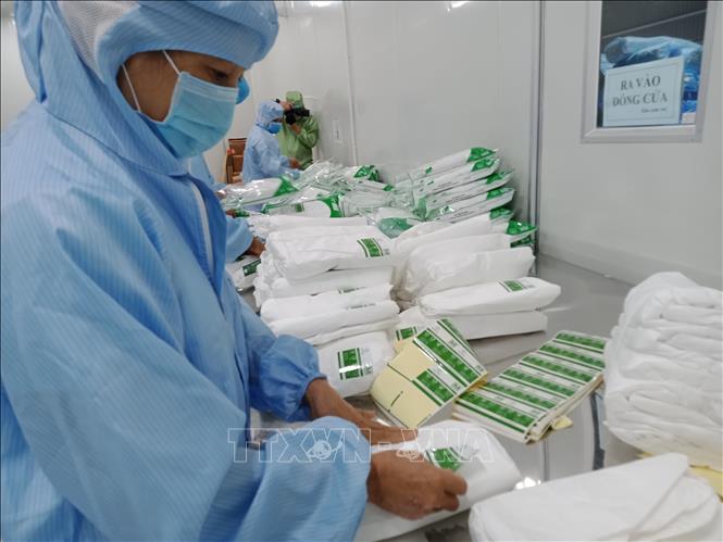 Mỗi tháng Công ty cổ phần sản xuất dệt may Nam Dương cung cấp gần 1 triệu bộ áo bảo hộ y tế. Ảnh: Phương Hoa - TTXVN