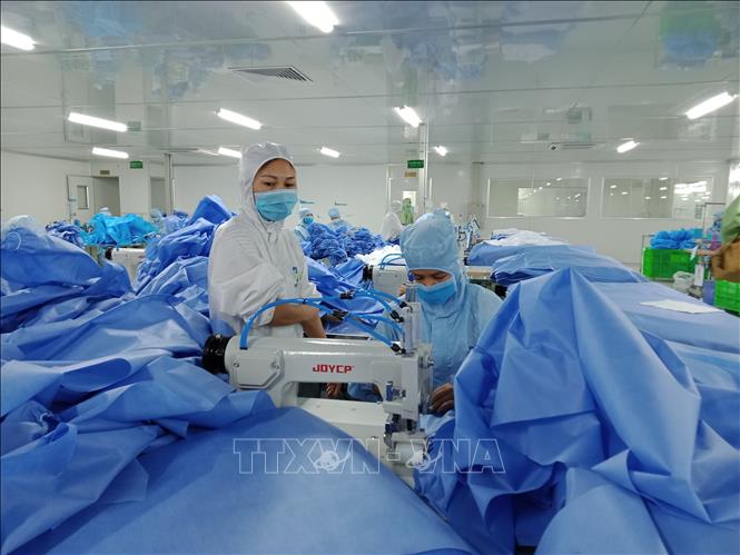 Sản phẩm áo choàng phẫu thuật được sản xuất tại Công ty cổ phần sản xuất dệt may Nam Dương. Ảnh: Phương Hoa - TTXVN