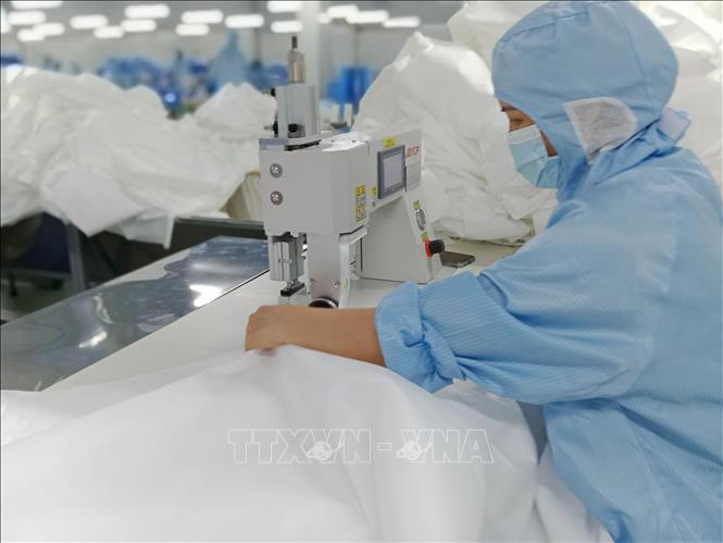 Nhà máy sản xuất trang phục bảo hộ cá nhân của Công ty Nam Dương rộng 10.000m2 tạo việc làm ổn định cho hàng trăm lao động là phụ nữ địa phương trong dịch COVID-19. Ảnh: Phương Hoa - TTXVN