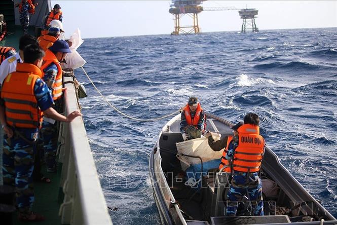 Tàu vận tải của Vùng 2 Hải quân vận chuyển hàng ra nhà giàn DK1. Ảnh: Thành Chung – TTXVN