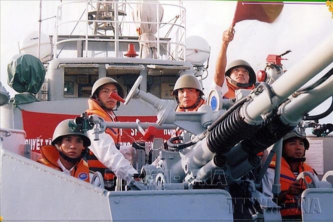 Chiến sĩ tàu pháo HQ-53 Lữ đoàn 170 luyện tập tình huống báo động chiến đấu đối không. Ảnh: Trọng Đức - TTXVN