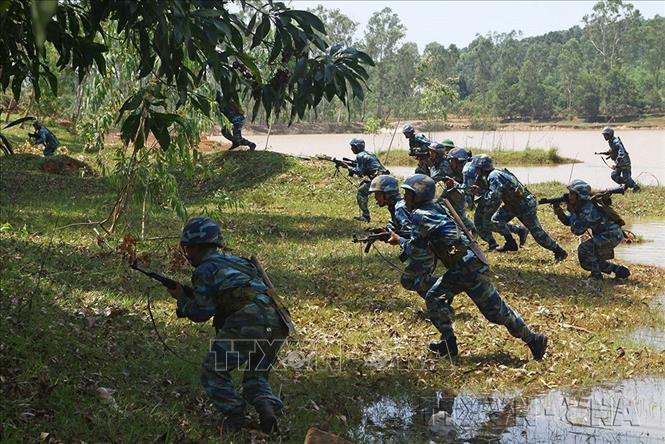 Chiến sỹ Lữ đoàn Hải quân đánh bộ 147 luyện tập đổ bộ đánh chiếm mục tiêu. Ảnh: Trọng Đức - TTXVN