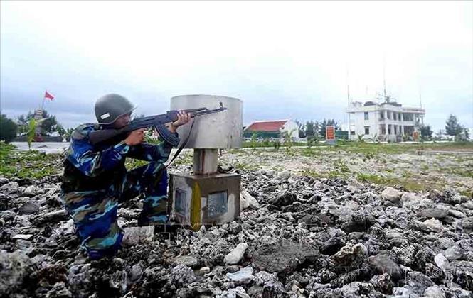 Chiến sĩ đảo Phan Vinh A luyện tập các phương án chiến đấu, sẵn sàng bảo vệ vững chắc chủ quyền biển, đảo Tổ quốc. Ảnh: Quang Quyết-TTXVN 